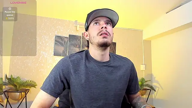 Snapshot of Nils_saintt chatting on February 7, 3:32 am Nils saintt online show from February 7, 3:32 am