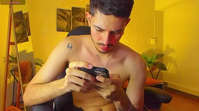 Snapshot of Nils_saintt chatting on March 11, 3:01 am Nils saintt online show from March 11, 3:01 am