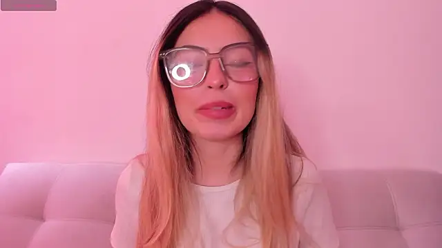 Snapshot of Fernanda_aaaa chatting on March 19, 4:00 pm Fernanda aaaa online show from March 19, 4:00 pm