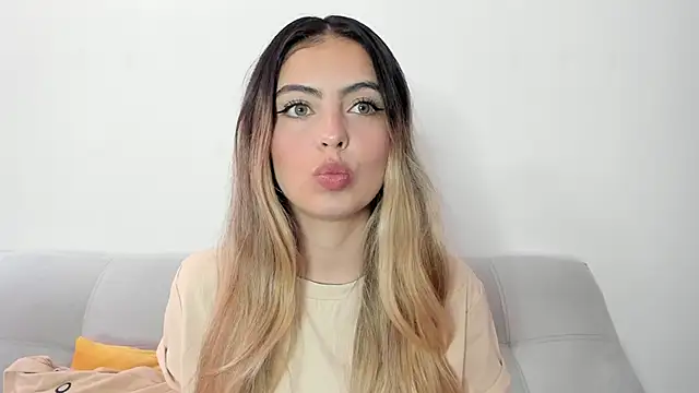 Snapshot of Fernanda_aaaa chatting on April 6, 3:24 pm Fernanda aaaa online show from April 6, 3:24 pm