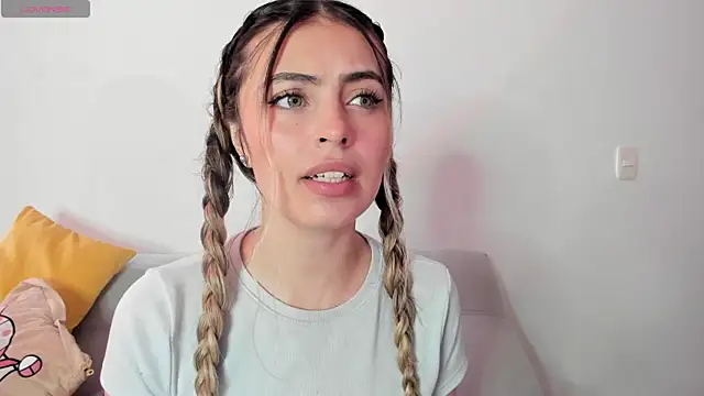 Snapshot of Fernanda_aaaa chatting on April 8, 2:50 pm Fernanda aaaa online show from April 8, 2:50 pm