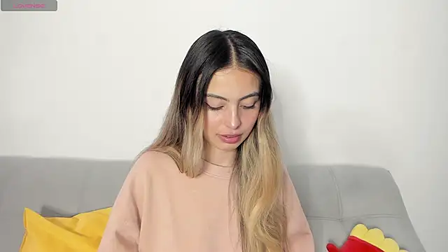 Snapshot of Fernanda_aaaa chatting on April 17, 2:31 pm Fernanda aaaa online show from April 17, 2:31 pm
