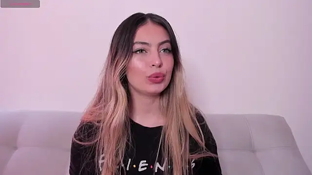 Snapshot of Fernanda_aaaa chatting on May 11, 2:12 pm Fernanda aaaa online show from May 11, 2:12 pm