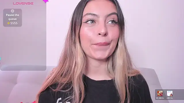 Snapshot of Fernanda_aaaa chatting on May 11, 2:45 pm Fernanda aaaa online show from May 11, 2:45 pm