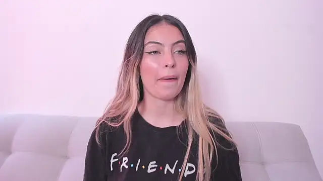 Snapshot of Fernanda_aaaa chatting on May 11, 4:15 pm Fernanda aaaa online show from May 11, 4:15 pm