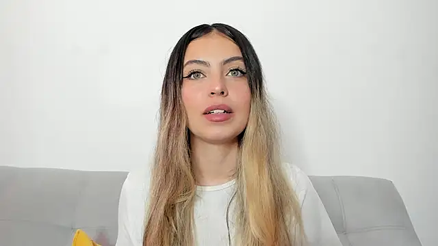 Snapshot of Fernanda_aaaa chatting on May 12, 3:20 pm Fernanda aaaa online show from May 12, 3:20 pm