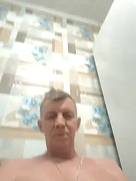 Snapshot of andrei73200 chatting on February 13, 2:40 am andrei73200 online show from February 13, 2:40 am