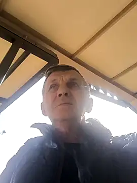 Snapshot of andrei73200 chatting on March 7, 7:49 am andrei73200 online show from March 7, 7:49 am