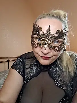 Snapshot of MaskedQueen77 chatting on June 12, 5:23 pm MaskedQueen77 online show from June 12, 5:23 pm