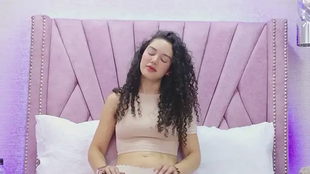 Snapshot of RoxanaAngel chatting on February 4, 10:26 pm RoxanaAngel online show from February 4, 10:26 pm