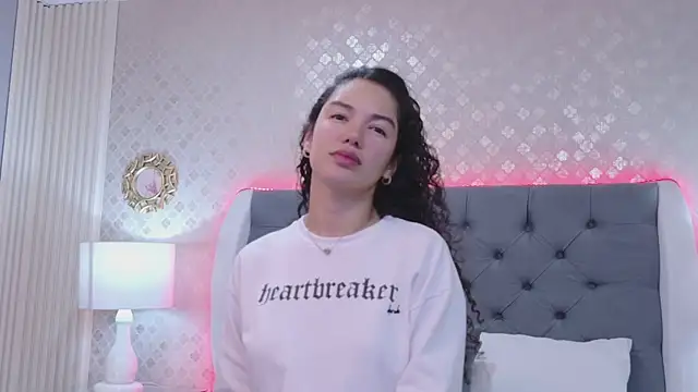 Snapshot of RoxanaAngel chatting on February 12, 1:17 pm RoxanaAngel online show from February 12, 1:17 pm