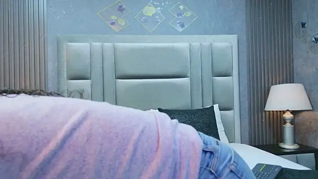 Snapshot of RoxanaAngel chatting on February 19, 12:45 pm RoxanaAngel online show from February 19, 12:45 pm