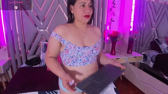 Snapshot of adri_rivera chatting on May 28, 8:17 pm adri rivera online show from May 28, 8:17 pm
