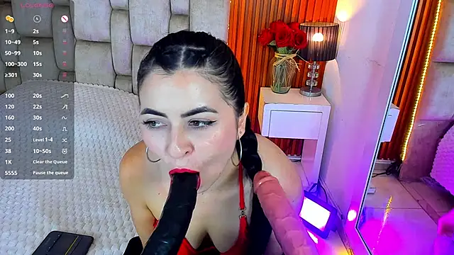 Snapshot of whitney_white_ chatting on August 5, 8:11 pm whitney white online show from August 5, 8:11 pm
