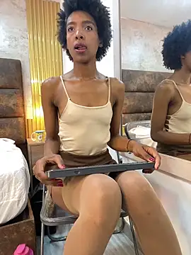 Snapshot of Afrodita_Greenn chatting on May 6, 12:21 pm Afrodita Greenn online show from May 6, 12:21 pm