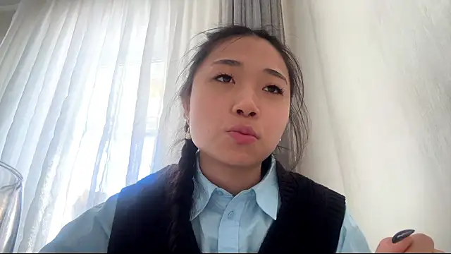 SweetMiaXO online show from March 18, 4:26 am