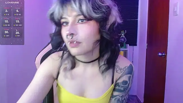 Snapshot of neena_nyx_ chatting on April 17, 10:24 pm neena nyx online show from April 17, 10:24 pm