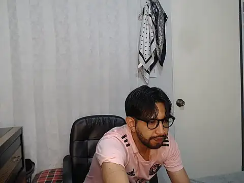 Snapshot of thomass1018 chatting on May 26, 1:23 am thomass1018 online show from May 26, 1:23 am