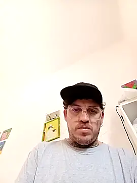 Snapshot of helloandi chatting on April 18, 5:28 pm helloandi online show from April 18, 5:28 pm