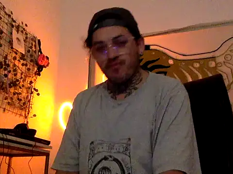 Snapshot of helloandi chatting on April 19, 2:55 am helloandi online show from April 19, 2:55 am
