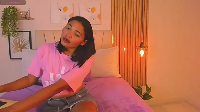 Snapshot of Elayha_28 chatting on June 24, 2:21 am Elayha 28 online show from June 24, 2:21 am