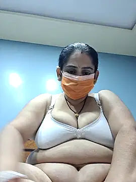 Snapshot of diyam4002 chatting on February 9, 9:13 am diyam4002 online show from February 9, 9:13 am