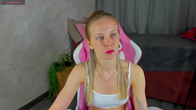 Snapshot of Tesssa_Young chatting on April 16, 12:44 am Tesssa Young online show from April 16, 12:44 am