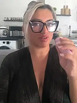 Snapshot of NinaRicci1518 chatting on June 30, 1:23 pm NinaRicci1518 online show from June 30, 1:23 pm