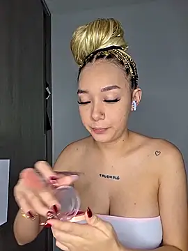 Snapshot of alaia_princess chatting on May 7, 11:21 pm alaia princess online show from May 7, 11:21 pm