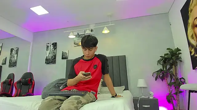 Raphael Nyon online show from March 3, 3:23 am