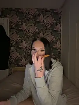 leannabbyy online show from February 15, 7:32 pm