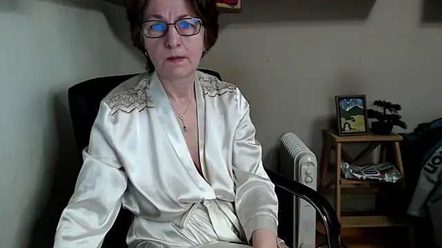 katemodel online show from March 6, 7:05 am