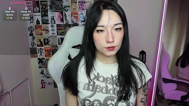 AliceeinWonderlanddd online show from February 4, 1:33 am