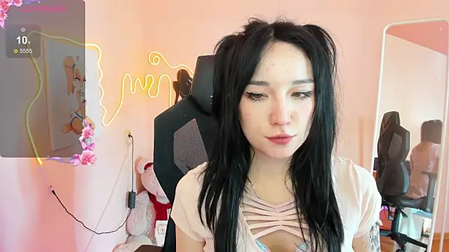 AliceeinWonderlanddd online show from February 20, 6:26 am