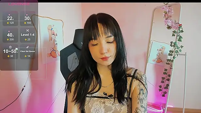 AliceeinWonderlanddd online show from April 30, 1:45 am