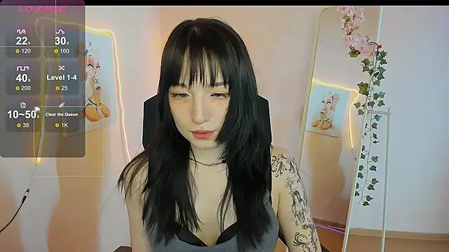 AliceeinWonderlanddd online show from May 2, 2:16 am