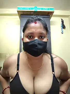 Snapshot of Curvy_Trisha chatting on May 23, 3:05 pm Curvy Trisha online show from May 23, 3:05 pm