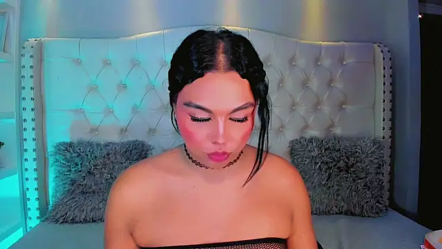 Snapshot of Maia_Hotts chatting on July 5, 4:19 am Maia Hotts online show from July 5, 4:19 am