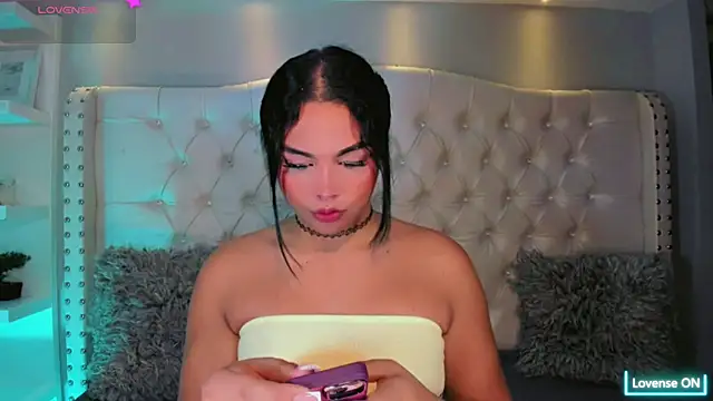 Snapshot of Maia_Hotts chatting on July 5, 8:05 pm Maia Hotts online show from July 5, 8:05 pm