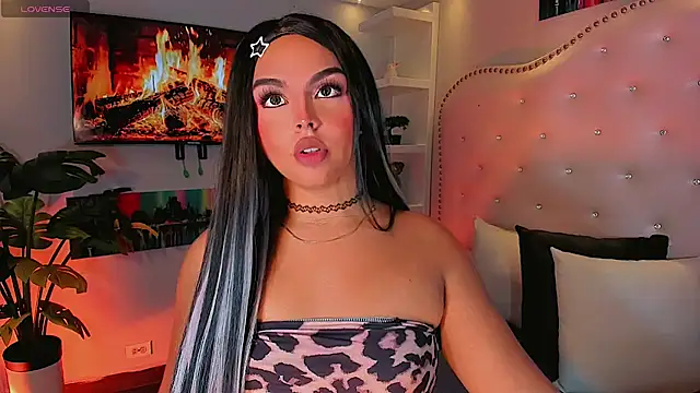 Snapshot of Maia_Hotts chatting on July 19, 8:01 pm Maia Hotts online show from July 19, 8:01 pm