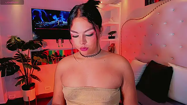 Snapshot of Maia_Hotts chatting on July 27, 8:05 pm Maia Hotts online show from July 27, 8:05 pm