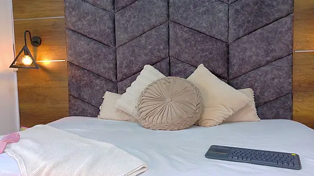 AnnieRouse   online show from March 1, 11:45 am