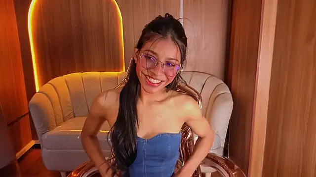 Snapshot of Alina_b_ chatting on May 15, 8:05 pm Alina b online show from May 15, 8:05 pm