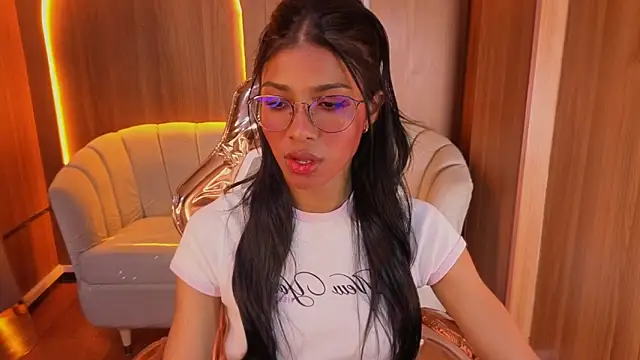 Snapshot of Alina_b_ chatting on May 26, 8:05 pm Alina b online show from May 26, 8:05 pm