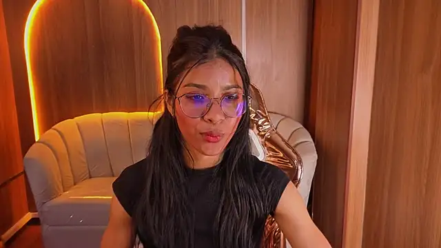 Snapshot of Alina_b_ chatting on May 27, 1:57 am Alina b online show from May 27, 1:57 am