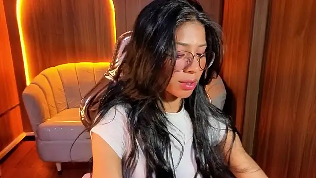 Snapshot of Alina_b_ chatting on July 31, 8:08 pm Alina b online show from July 31, 8:08 pm