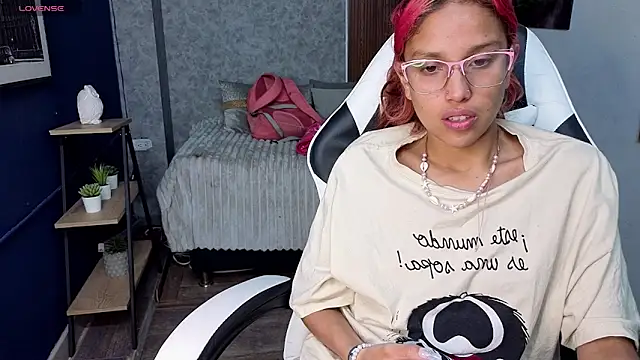 Snapshot of saphire_ chatting on June 18, 2:10 pm saphire online show from June 18, 2:10 pm