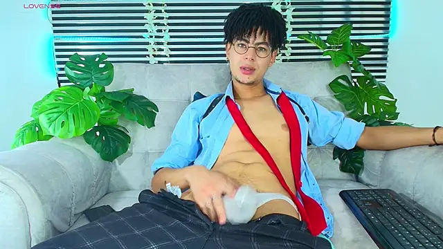 ThiiagoSaeenz online show from April 29, 5:30 pm