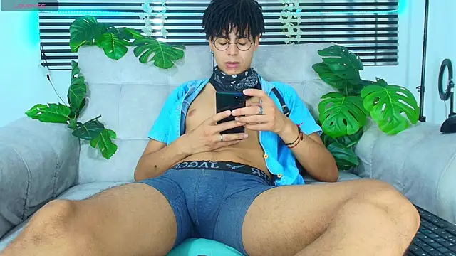 Snapshot of ThiiagoSaeenz chatting on May 22, 4:56 pm ThiiagoSaeenz online show from May 22, 4:56 pm