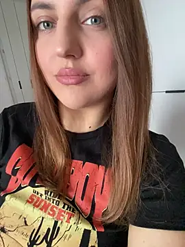 Snapshot of AliceDesmee chatting on February 13, 10:44 am AliceDesmee online show from February 13, 10:44 am
